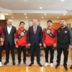 Başkan Özlü, “Bayrak Kahramını”nı taltif etti – Birlik Haber Ajansı